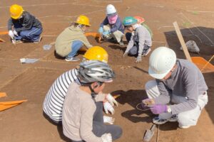 １日目：掘り出した遺物を隊長に解説してもらう様子