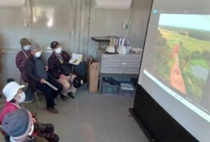 遺跡の説明を聞く参加者