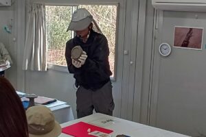 出土遺物を解説する調査員
