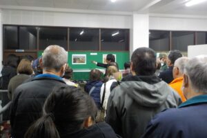 大勢の方々が調査員の解説に耳を傾けています