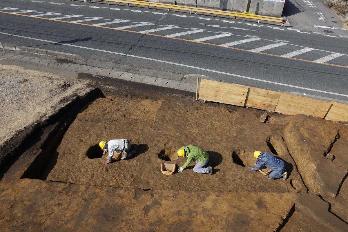 直径約70㎝の柱穴が３つ並ぶ竪穴建物跡