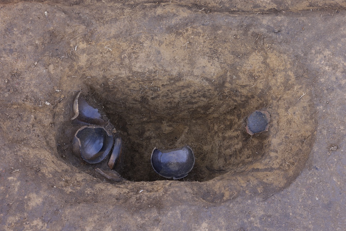 貯蔵穴から出土した坏や甕