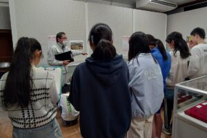 鉾田北小6年生の見学の様子