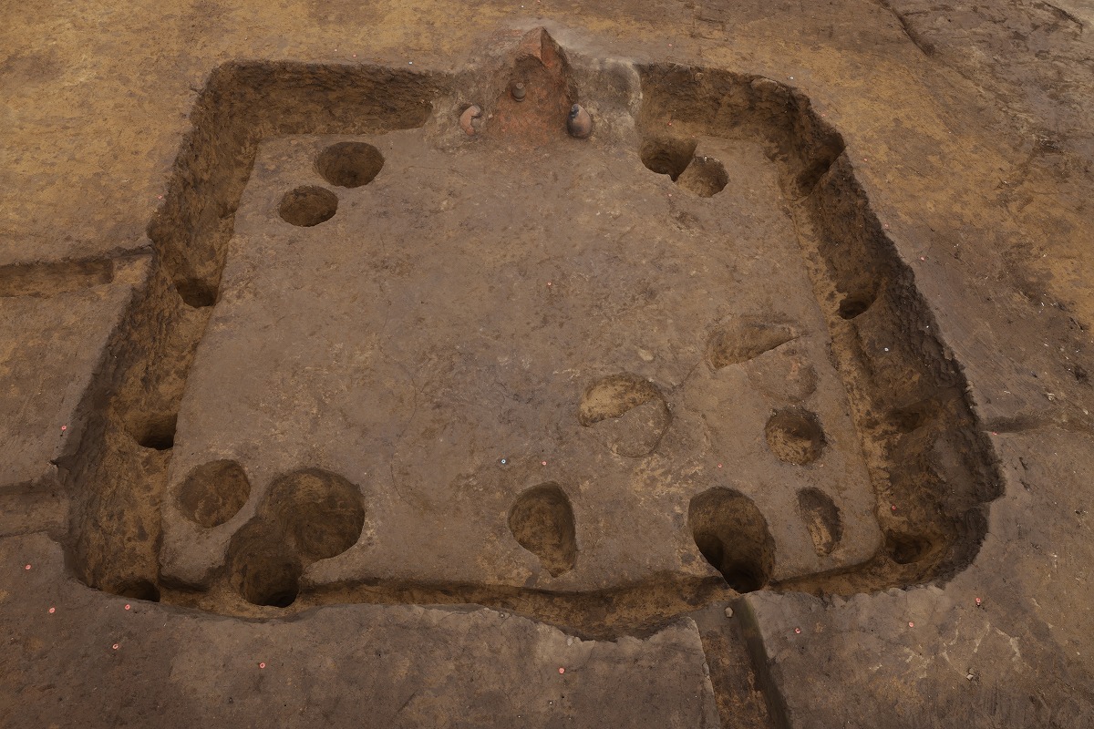 第137号竪穴建物跡完掘状況（南から）