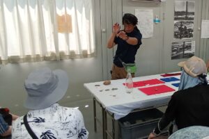 出土遺物の説明をする調査員